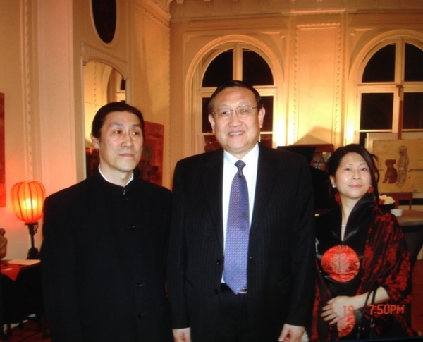 De gauche à droite, l'Artsite Liu Nan, SE M. Zhang Yuanyuan, Ambassadeur de Chine, et Mme Liu Nan